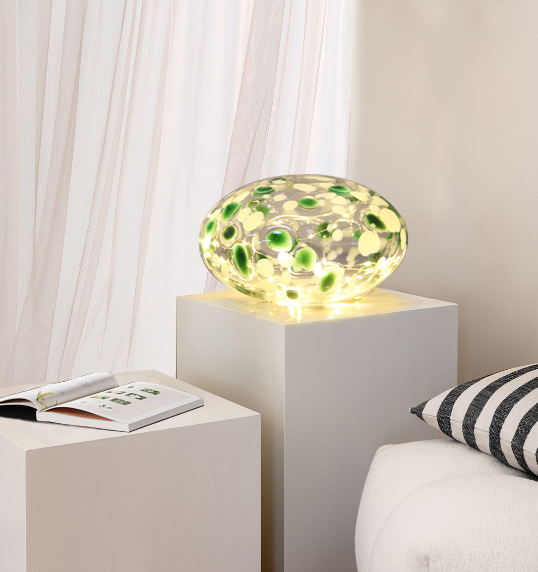 Sten 15cm Grønn/Hvit bordlampe Fra Pixie Design - Steinlampen fra Pixie Design har et vakkert design med en marmorert overflate i gr&oslash;nt og hvitt.