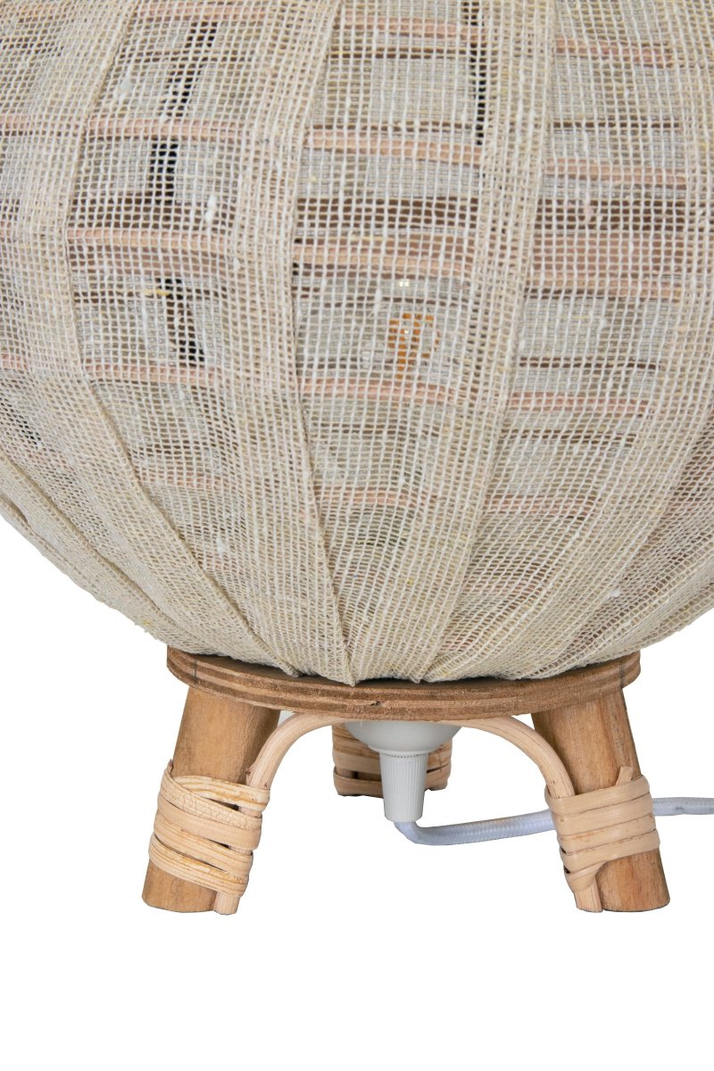 Borneo 37cm Natur bordlampe Fra Globen Lighting - Lampen er laget av naturfarget rotting og off-white linstoff og den har en 200 cm lang hvit tekstilkabel med bryter og støpsel.