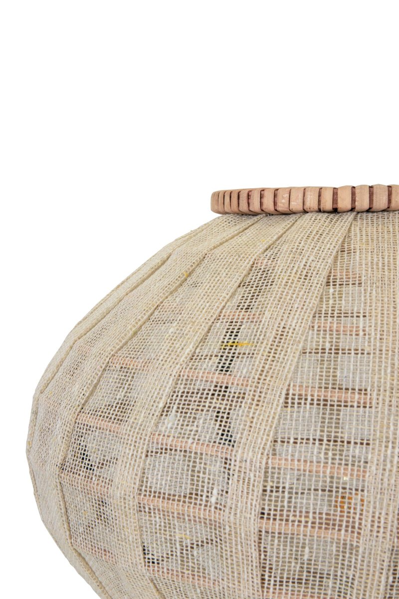 Borneo 37cm Natur bordlampe Fra Globen Lighting - Lampen er laget av naturfarget rotting og off-white linstoff og den har en 200 cm lang hvit tekstilkabel med bryter og støpsel.