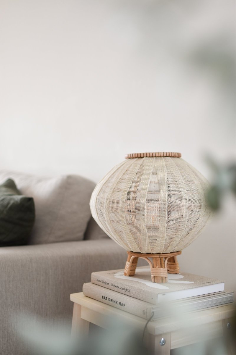 Borneo 37cm Natur bordlampe Fra Globen Lighting - Lampen er laget av naturfarget rotting og off-white linstoff og den har en 200 cm lang hvit tekstilkabel med bryter og støpsel.