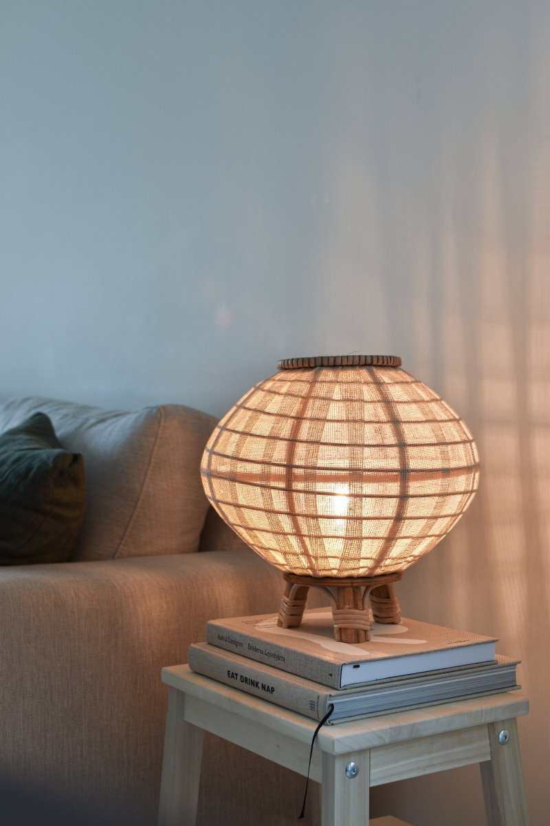 Borneo 37cm Natur bordlampe Fra Globen Lighting - Lampen er laget av naturfarget rotting og off-white linstoff og den har en 200 cm lang hvit tekstilkabel med bryter og støpsel.