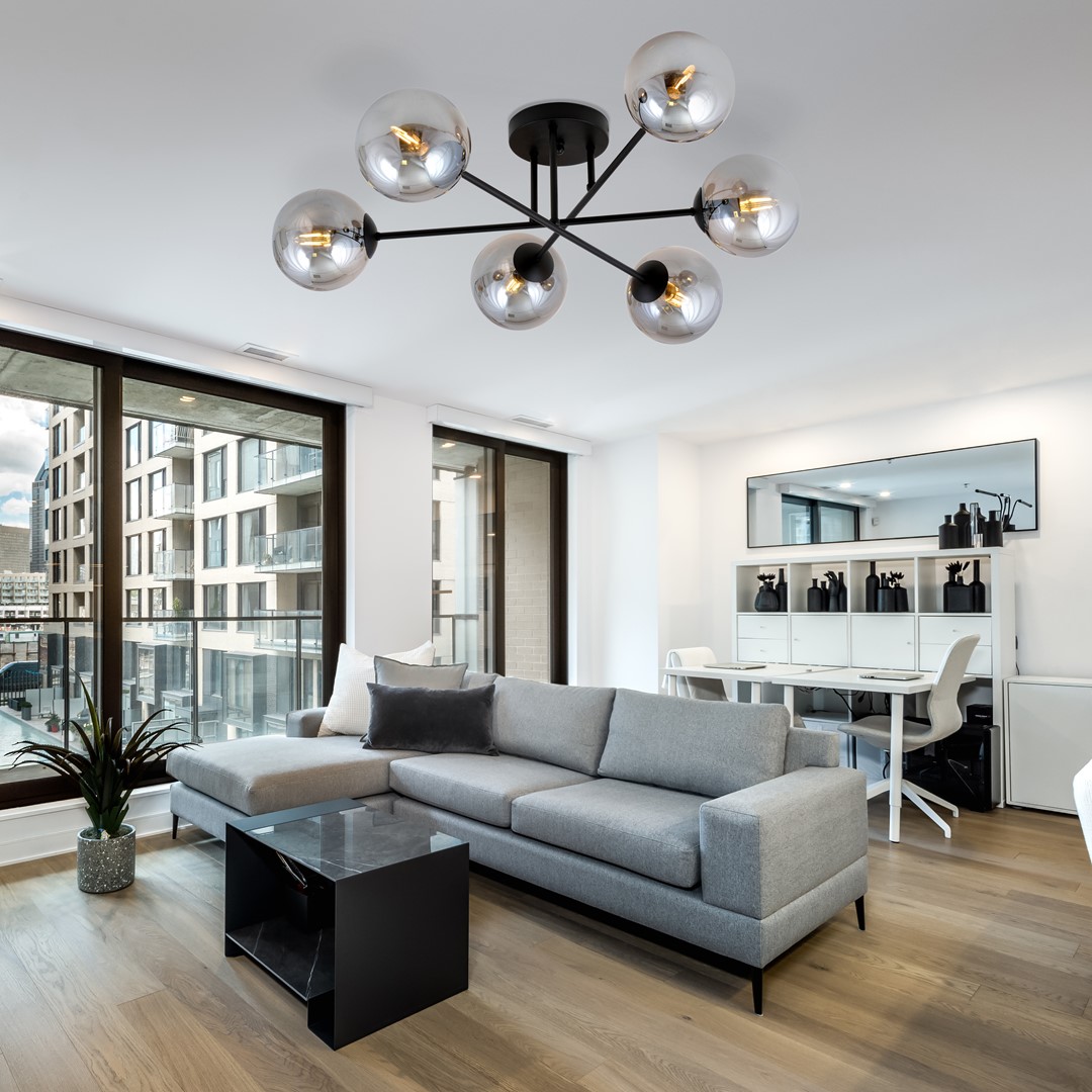Roma Ø75 Røykfarget plafond Fra Emibig Lighting - Den svarte metallrammen er kombinert med skjermer i røykfarget glass som sprer et mykt og behagelig lys.