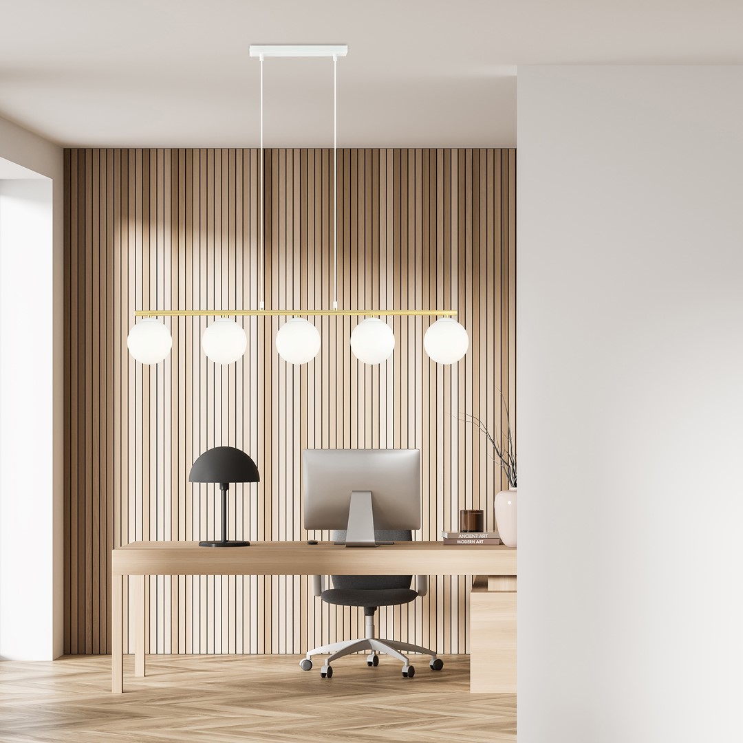 Allora 105cm Hvit Taklampe Fra Emibig Lighting - Den subtile og myke formen sammen med elegante gulldetaljer gir lampen et unikt og karakteristisk utseende.