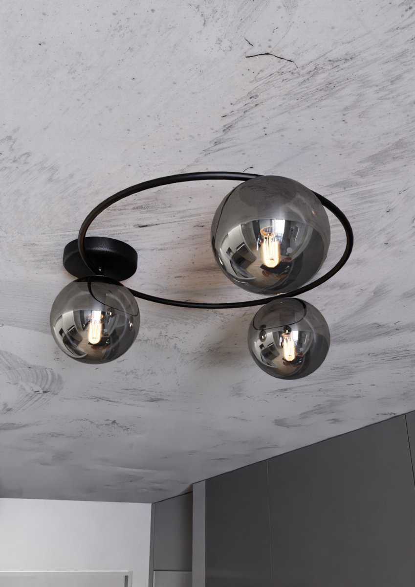 Sopra Ø47 Røykfarget plafond Fra Emibig Lighting - De r&oslash;kte glassskjermene tilf&oslash;rer lyshet og sprer lyset jevnt, og bidrar til behagelig og effektiv rombelysning.