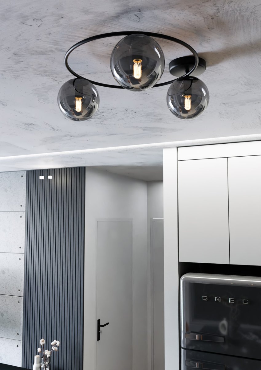 Sopra Ø47 Røykfarget plafond Fra Emibig Lighting - De r&oslash;kte glassskjermene tilf&oslash;rer lyshet og sprer lyset jevnt, og bidrar til behagelig og effektiv rombelysning.