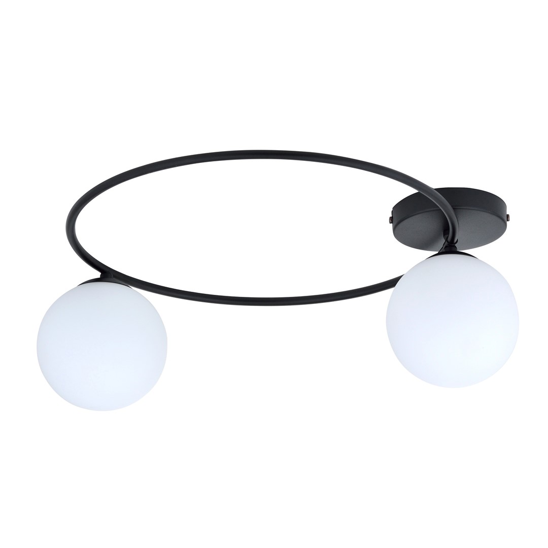Sopra Ø47 Hvit plafond Fra Emibig Lighting - De opalglassskjermene tilf&oslash;rer lyshet og sprer lyset jevnt, og bidrar til behagelig og effektiv rombelysning.