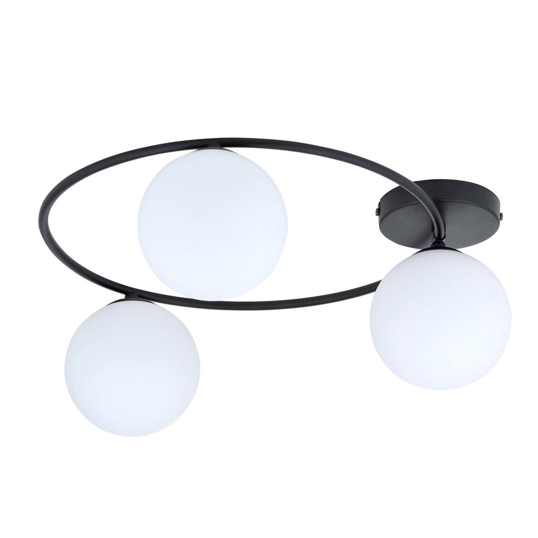 Sopra Ø47 Hvit plafond Fra Emibig Lighting - De opalglassskjermene tilf&oslash;rer lyshet og sprer lyset jevnt, og bidrar til behagelig og effektiv rombelysning.