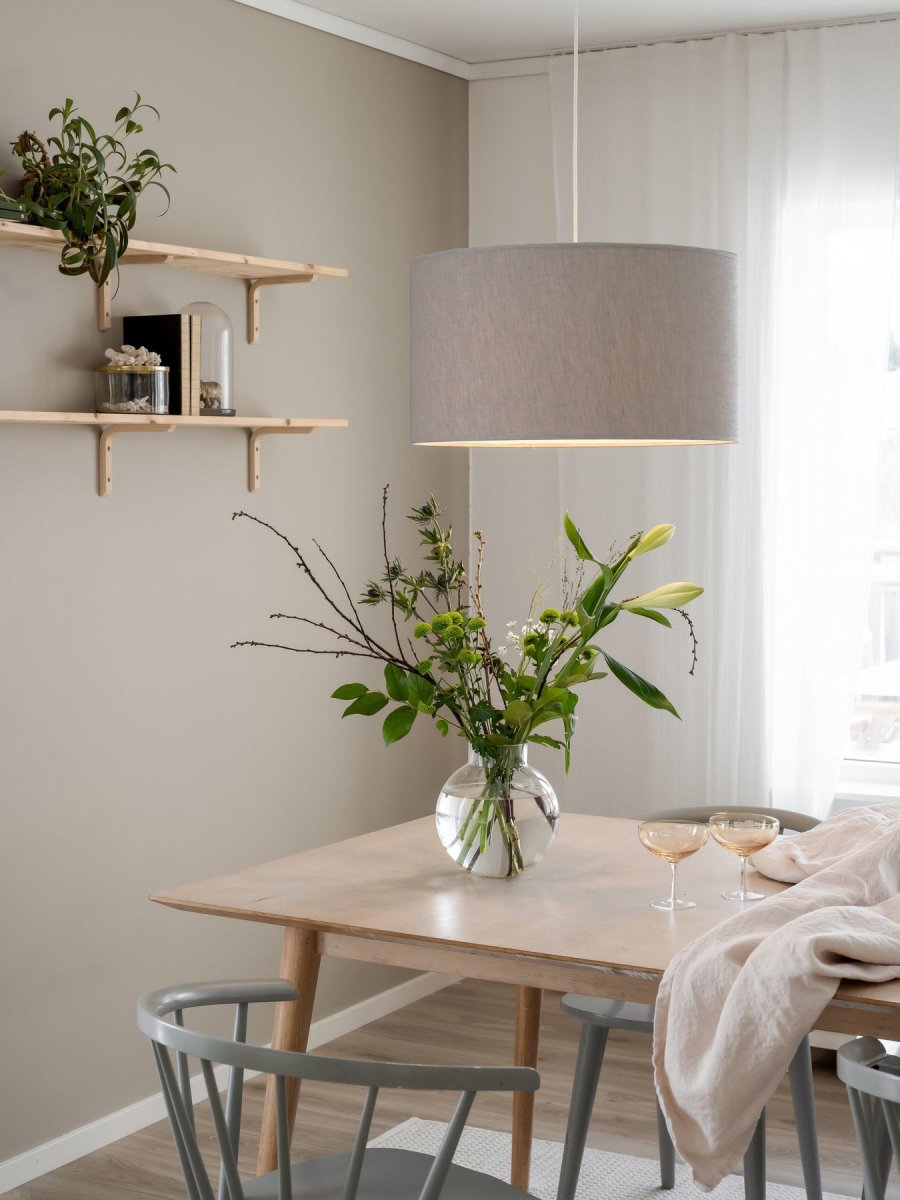 Sara Ø55 Grå Taklampe Fra PR Home - Linstoffet i en gr&aring;, naturlig farge gir en vakker struktur som skaper liv og en behagelig gl&oslash;d.