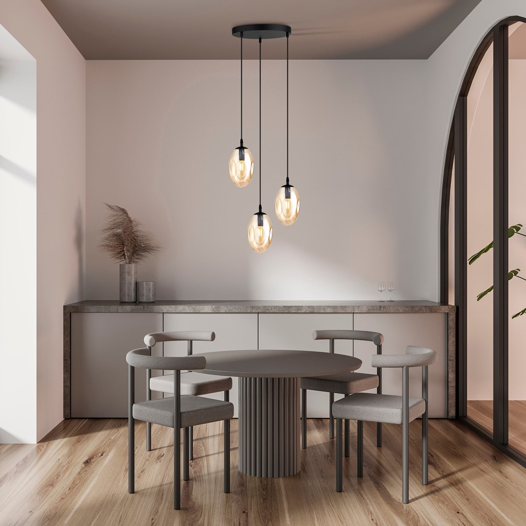 Astral Ø40 Rav Taklampe Fra Emibig Lighting - Pendelene er ferdig med ravfargede glasskupler som sprer et varmt og innbydende lys i rommet.