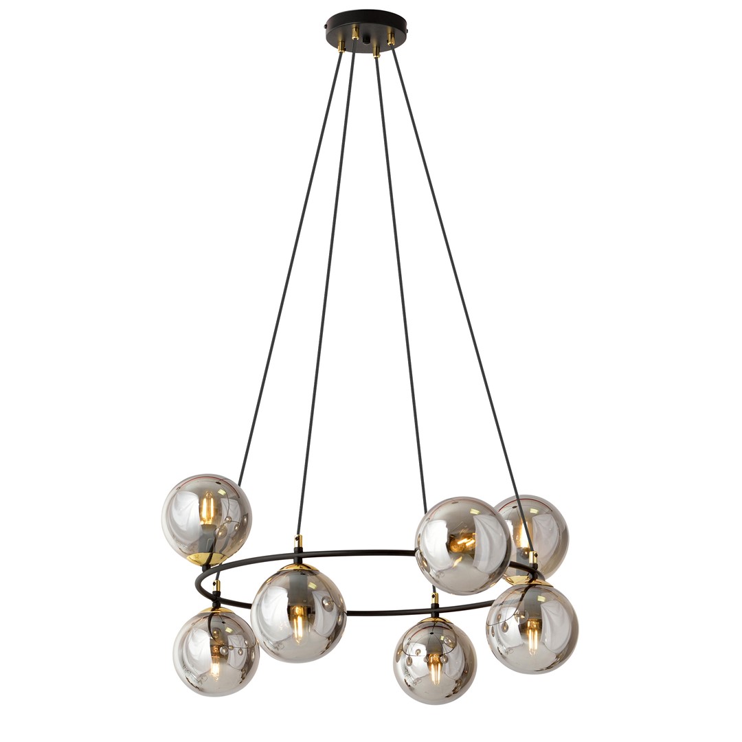 Azura Ø75 Røykfarget Taklampe Fra Emibig Lighting - Laget av svart st&aring;l og supplert med r&oslash;kt glass, skaper den et harmonisk og stilig inntrykk.