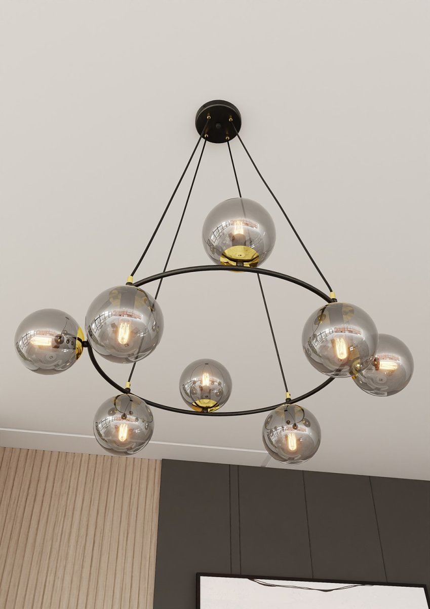 Azura Ø75 Røykfarget Taklampe Fra Emibig Lighting - Laget av svart st&aring;l og supplert med r&oslash;kt glass, skaper den et harmonisk og stilig inntrykk.