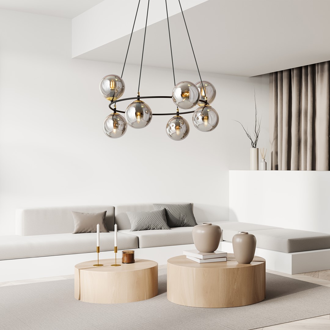 Azura Ø75 Røykfarget Taklampe Fra Emibig Lighting - Laget av svart st&aring;l og supplert med r&oslash;kt glass, skaper den et harmonisk og stilig inntrykk.