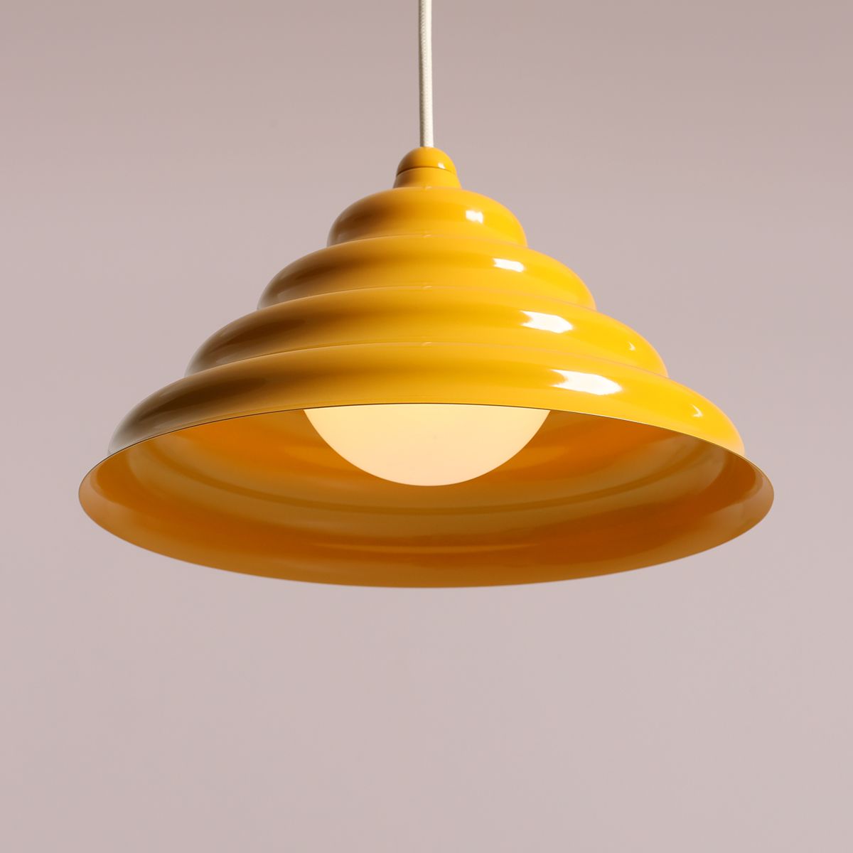 Wave Ø30 Gul Taklampe Fra Artera - Den solide skyggen av metall i en matt sterk gul farge gir en fin spredning av lys nedover, noe som gjør den perfekt å henge over spisebordet eller kjøkkenet.