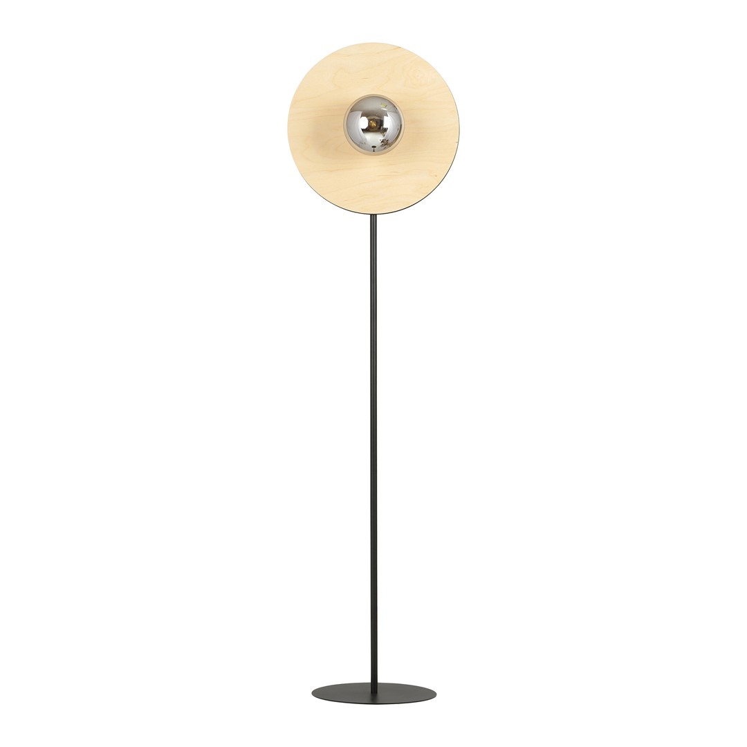 Soho Svart/Røkt gulvlampe Fra Emibig Lighting - Den er laget av en unik kombinasjon av metallsirkel og naturlig farget kryssfiner &ndash; en harmonisk blanding av industriell stil og myke treelementer.
