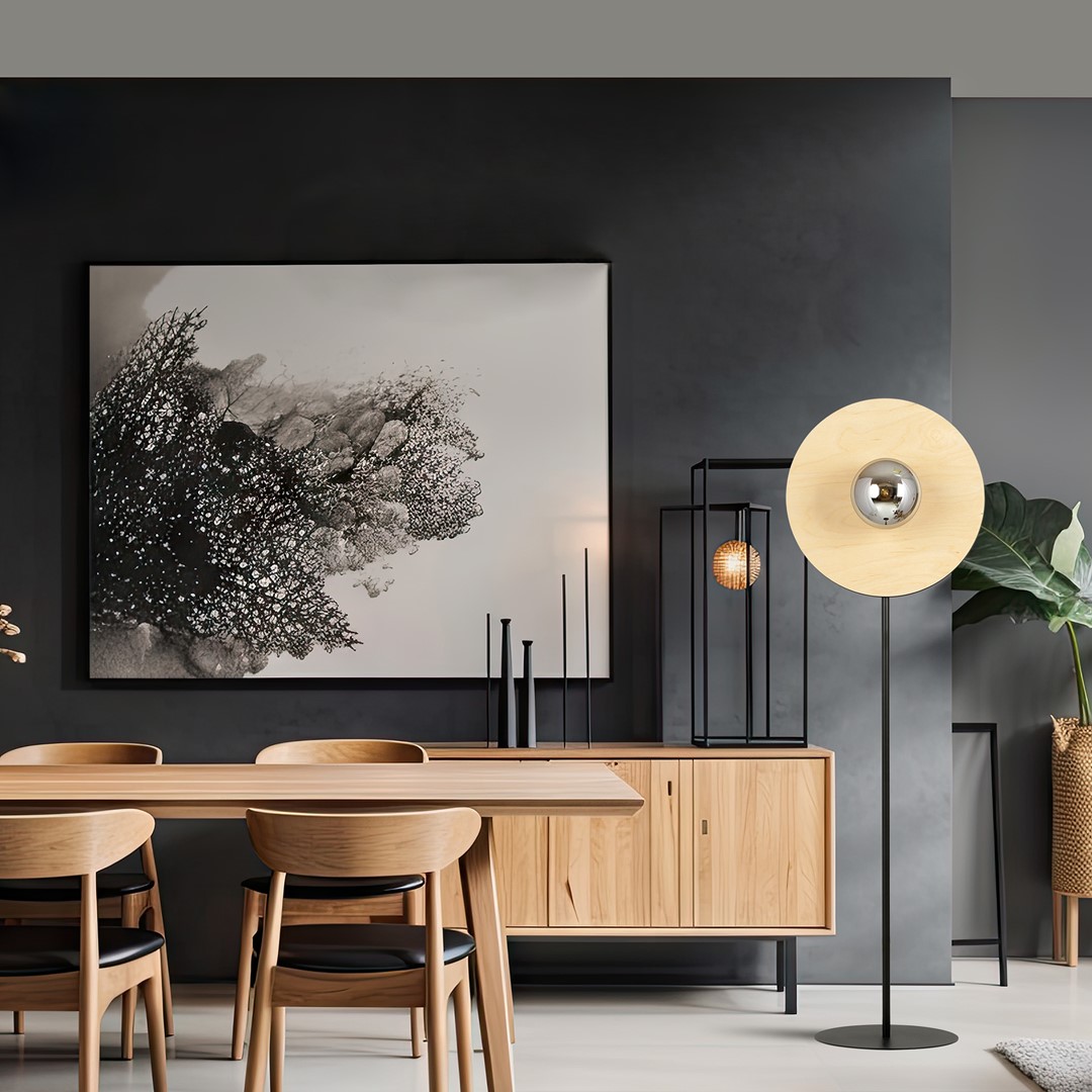 Soho Svart/Røkt gulvlampe Fra Emibig Lighting - Den er laget av en unik kombinasjon av metallsirkel og naturlig farget kryssfiner &ndash; en harmonisk blanding av industriell stil og myke treelementer.
