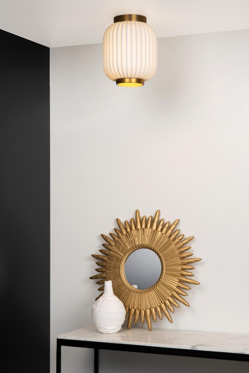 Gosse Ø20 Hvit plafond Fra Lucide - Den lyse skyggen er omsluttet av en høykvalitets porselenshylse, en elegant sylinder med fine vertikale linjer fra topp til bunn.