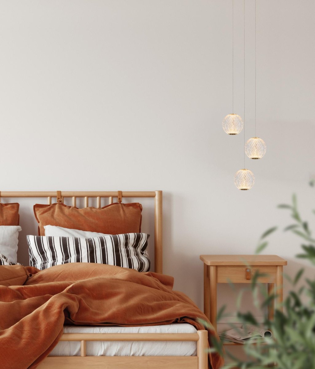 Cintra Ø25 Gjennomsiktig Taklampe Fra Lucide - De klare skjermene i akryl av høy kvalitet minner om krystall og pendelene kan heves og senkes mellom 50 og 150 centimeter, noe som gjør det enkelt å tilpasse lampen til enhver innredning.