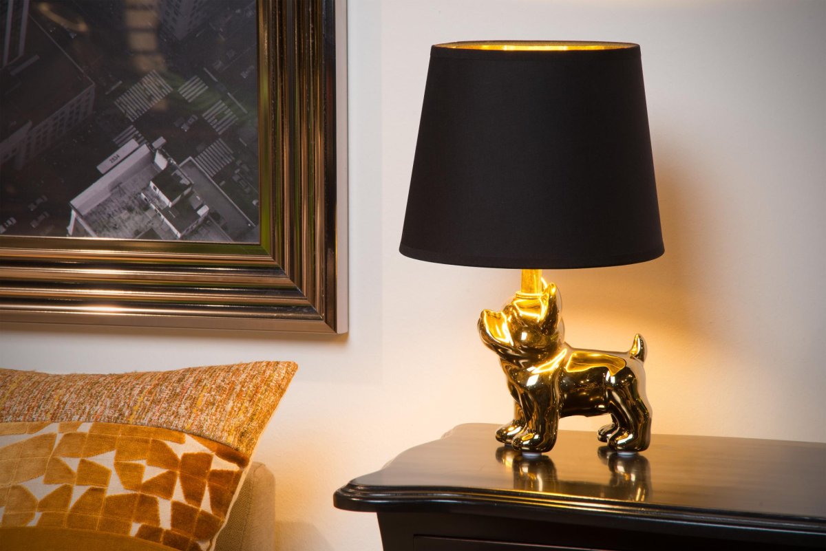 Extravaganza Sir Winston 32cm Gull bordlampe Fra Lucide - Lampens lyskilde er omgitt av en linskjerm som gir en myk og diffus lysspredning, perfekt for å skape en koselig atmosfære.
