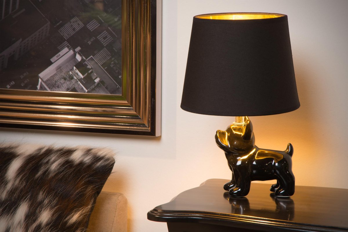 Extravaganza Sir Winston 32cm Svart bordlampe Fra Lucide - Lampens lyskilde er omgitt av en linskjerm som gir en myk og diffus lysspredning, perfekt for å skape en koselig atmosfære.