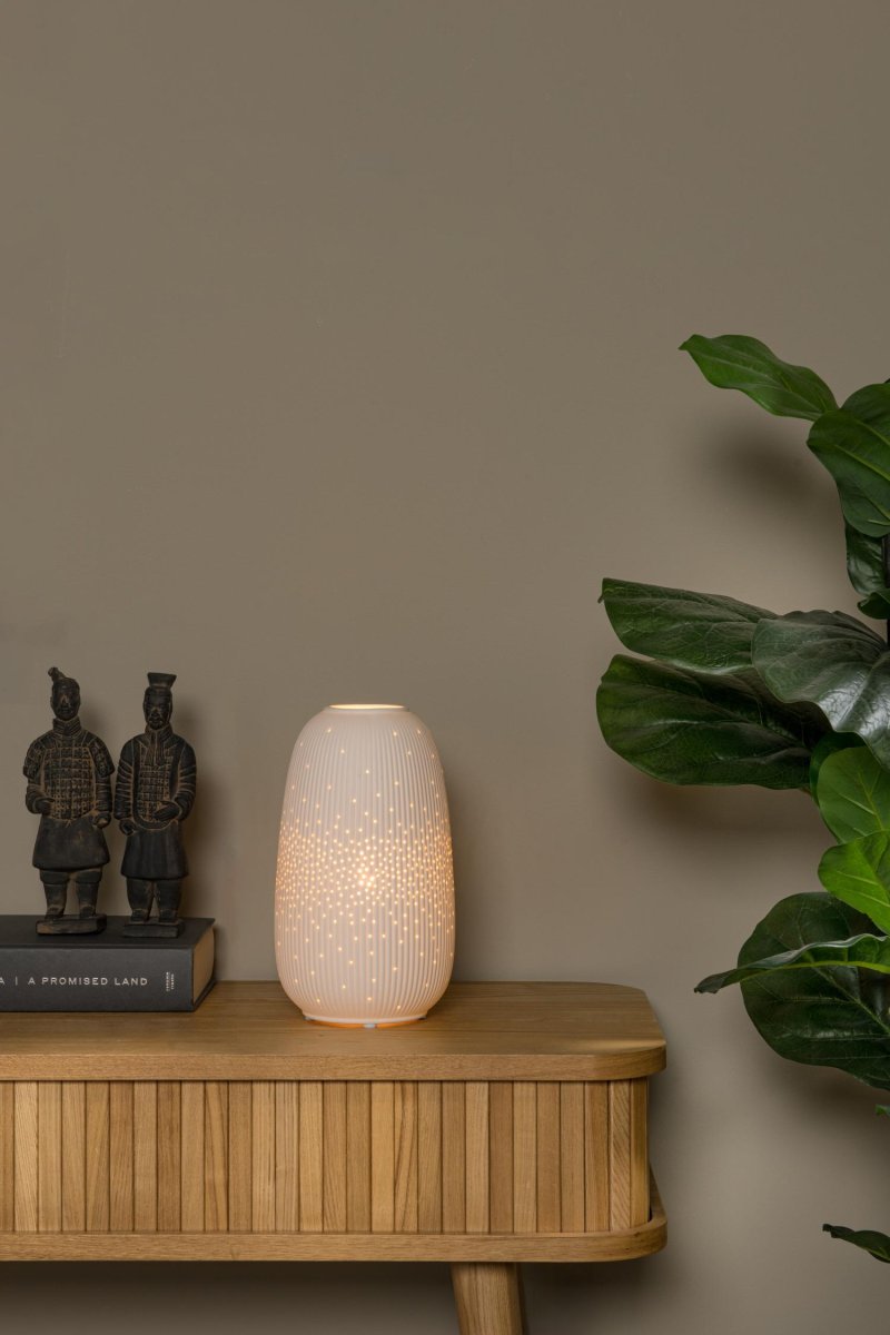 Flores 24cm Hvit bordlampe Fra Lucide - Sl&aring; enkel p&aring; Flores med strømbryteren på ledningen, og det vil nesten se ut som lampen tar av; ha en fargerik kjole.