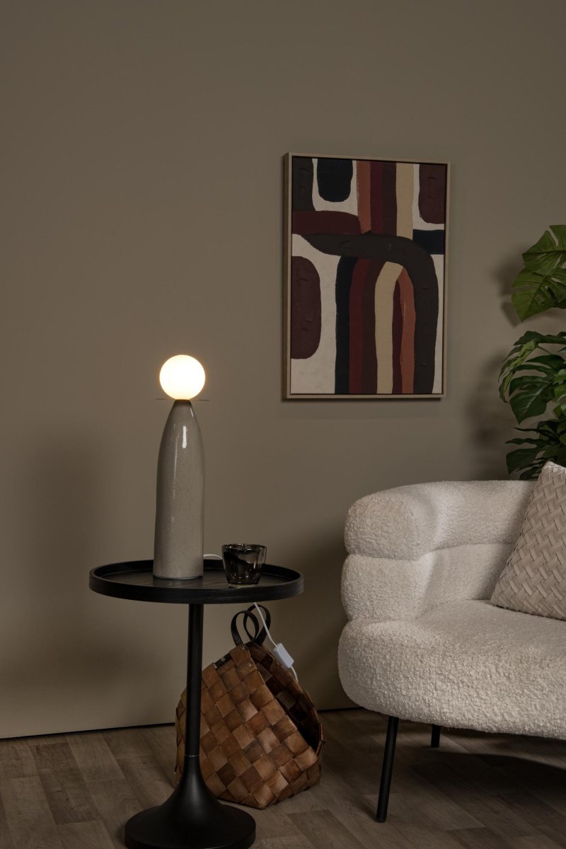 Figaro 48cm Grå bordlampe Fra Lucide - Med sin smale, vaseformede bunn og en frostklar sfærisk diffuser, sprer Figaro en varm glød i hele rommet.