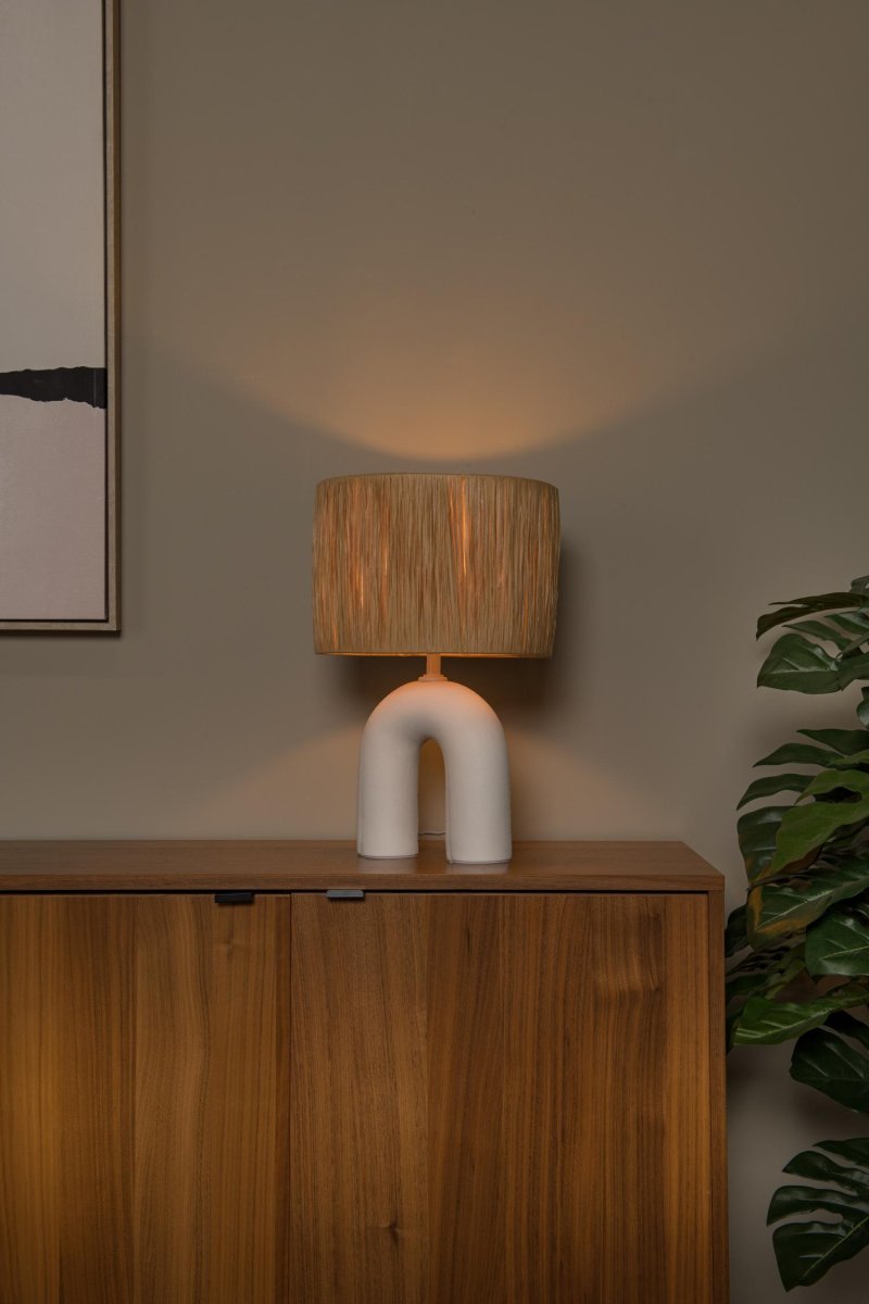 Ronda 45cm Hvit bordlampe Fra Lucide - Den vevde rottingskjermen gir et nikk til tradisjonell design, men føles samtidig frisk og luftig takket være det smarte materialvalget.