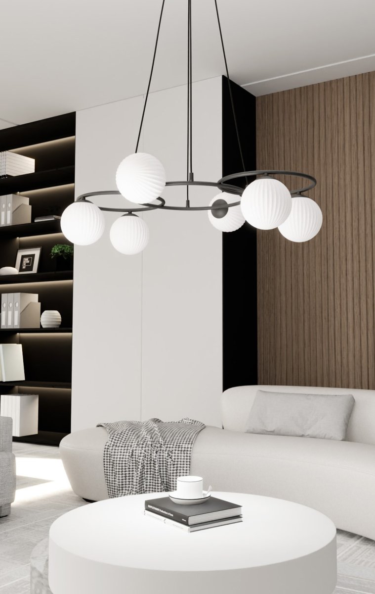 Libra 88cm Hvit Taklampe Fra Emibig Lighting - Den er bygd opp av tre ringer som gir et lett og harmonisk uttrykk, mens de opale glasskuplene sprer et blendfritt og behagelig lys som skaper en koselig atmosf&aelig;re.