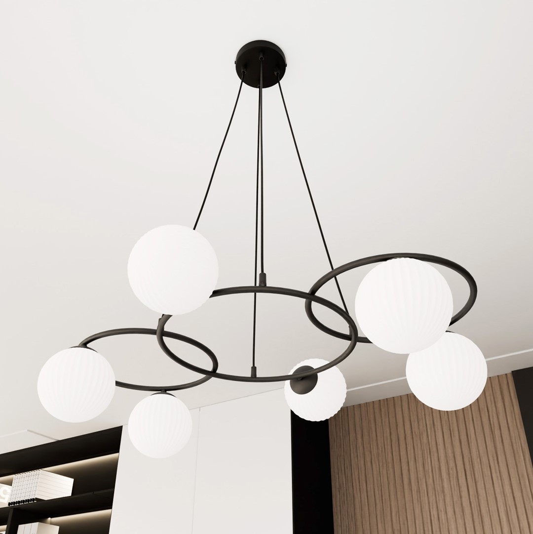 Libra 88cm Hvit Taklampe Fra Emibig Lighting - Den er bygd opp av tre ringer som gir et lett og harmonisk uttrykk, mens de opale glasskuplene sprer et blendfritt og behagelig lys som skaper en koselig atmosf&aelig;re.