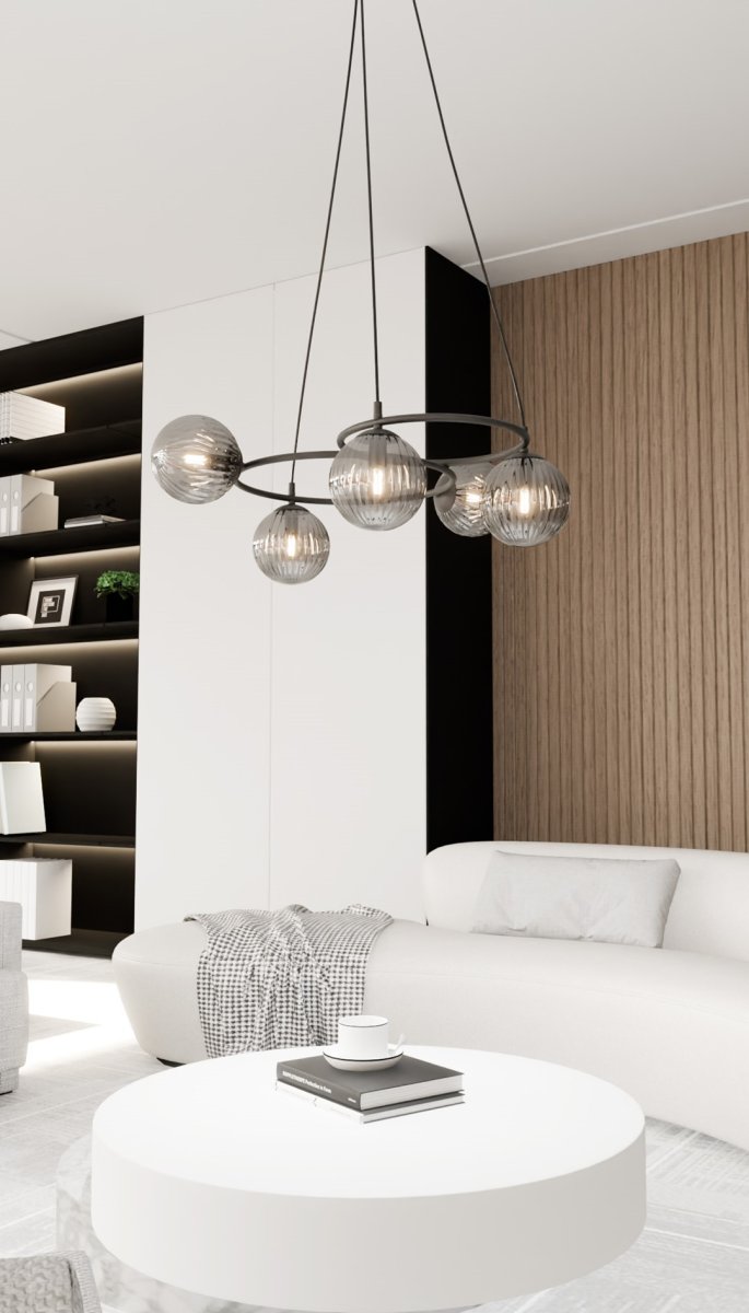 Libra 70cm Røykfarget Taklampe Fra Emibig Lighting - ringer som gir et lett og harmonisk uttrykk, mens de r&oslash;ykfargede glasskuplene sprer et varmt og behagelig lys som skaper en deilig atmosf&aelig;re.