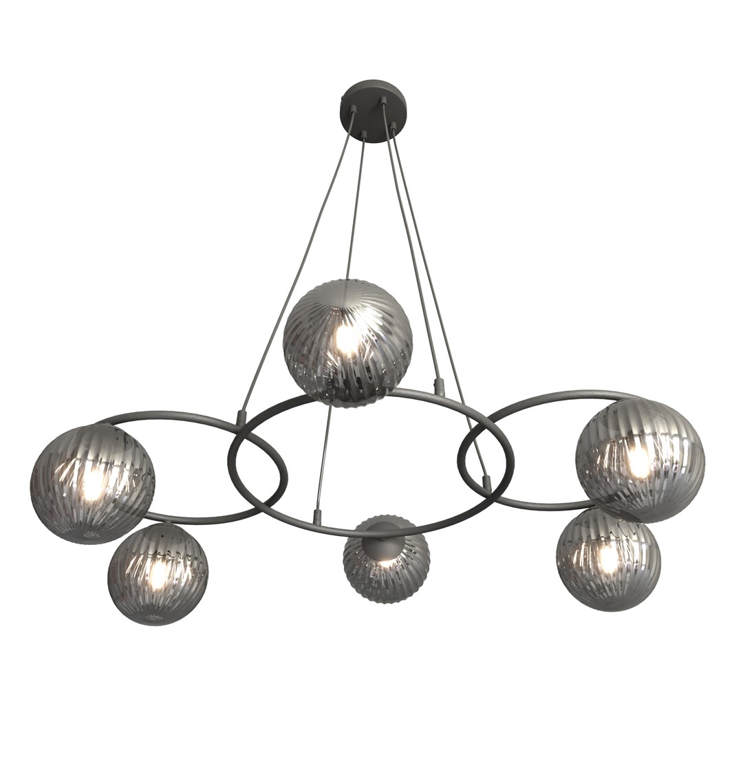 Libra 88cm Røykfarget Taklampe Fra Emibig Lighting - Den er bygd opp av tre ringer som gir et lett og harmonisk uttrykk, mens de r&oslash;kte glassskjermene sprer et varmt og behagelig lys som skaper en deilig atmosf&aelig;re.