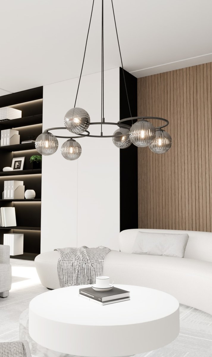 Libra 88cm Røykfarget Taklampe Fra Emibig Lighting - Den er bygd opp av tre ringer som gir et lett og harmonisk uttrykk, mens de r&oslash;kte glassskjermene sprer et varmt og behagelig lys som skaper en deilig atmosf&aelig;re.