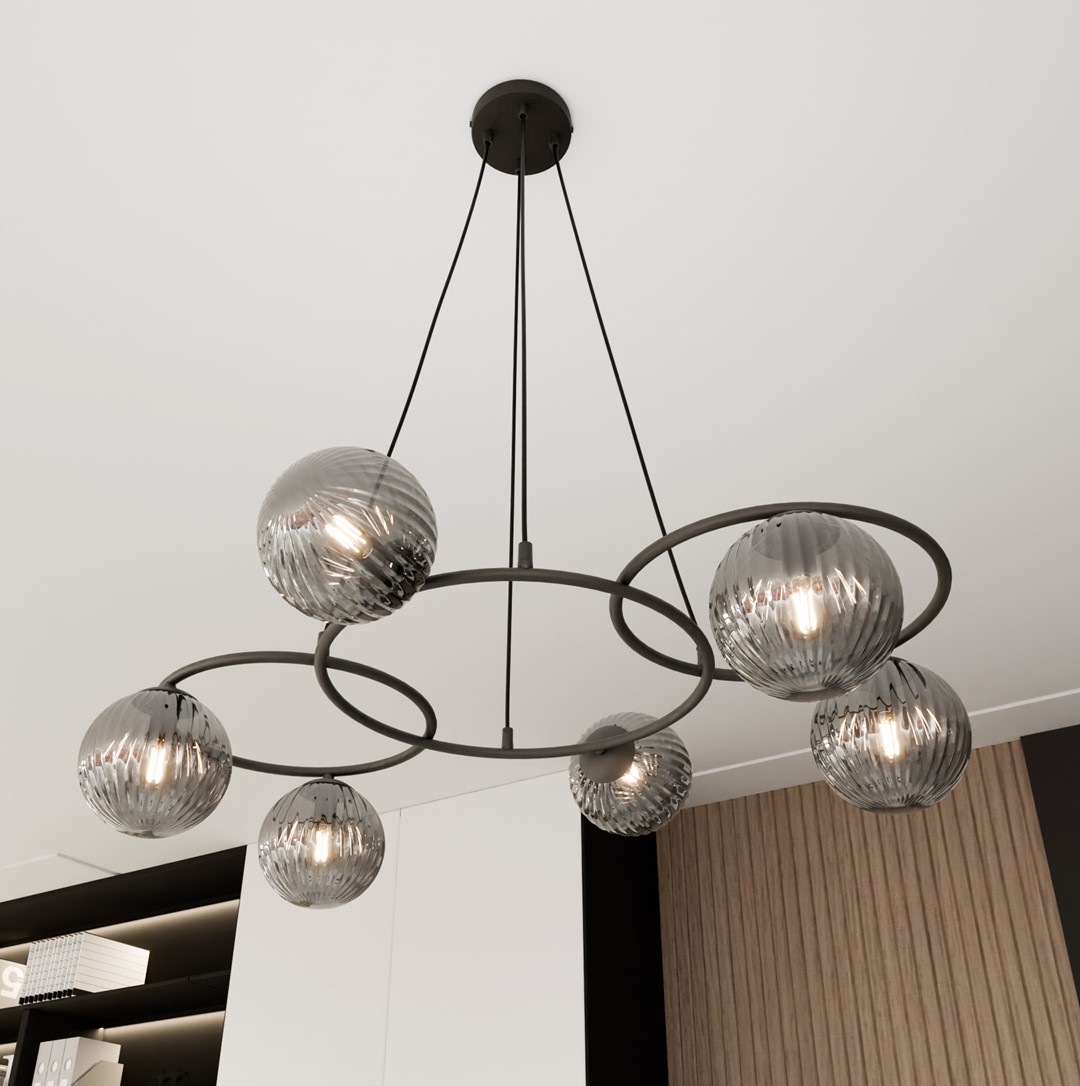 Libra 88cm Røykfarget Taklampe Fra Emibig Lighting - Den er bygd opp av tre ringer som gir et lett og harmonisk uttrykk, mens de r&oslash;kte glassskjermene sprer et varmt og behagelig lys som skaper en deilig atmosf&aelig;re.
