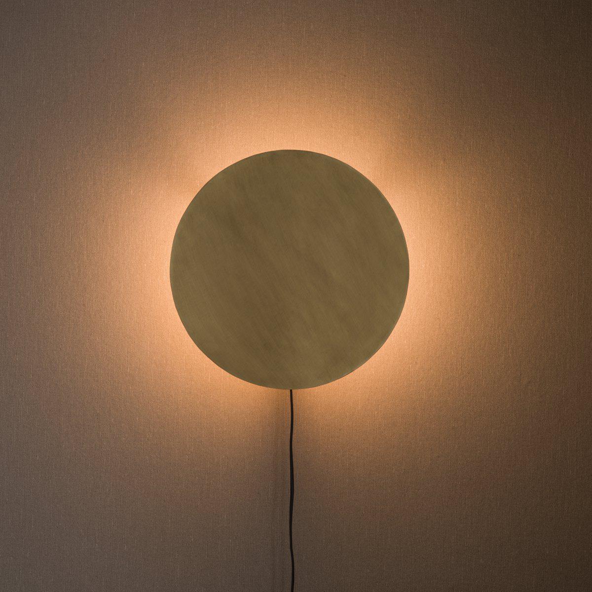 Fullmoon Ø25 Gull vegglampe Fra PR Home - Vegglampe Fullmoon i metall blir en stilig interi&oslash;rdetalj.