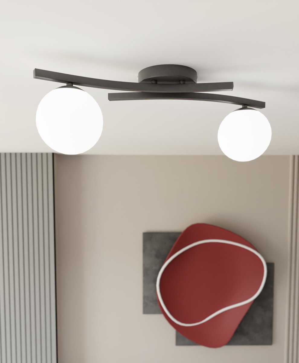 Opus 60cm Hvit plafond Fra Emibig Lighting - Den enkle formen og opale glasskupler gir rommet en mykhet og letthet, mens lampen sprer et behagelig, diffust lys.