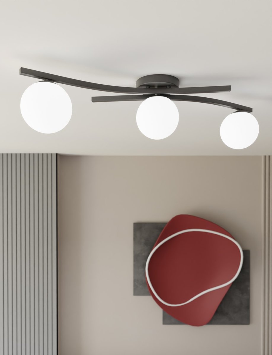 Opus 84cm Hvit plafond Fra Emibig Lighting - Den enkle formen og opale glasskupler gir rommet en mykhet og letthet, mens lampen sprer et behagelig, diffust lys.