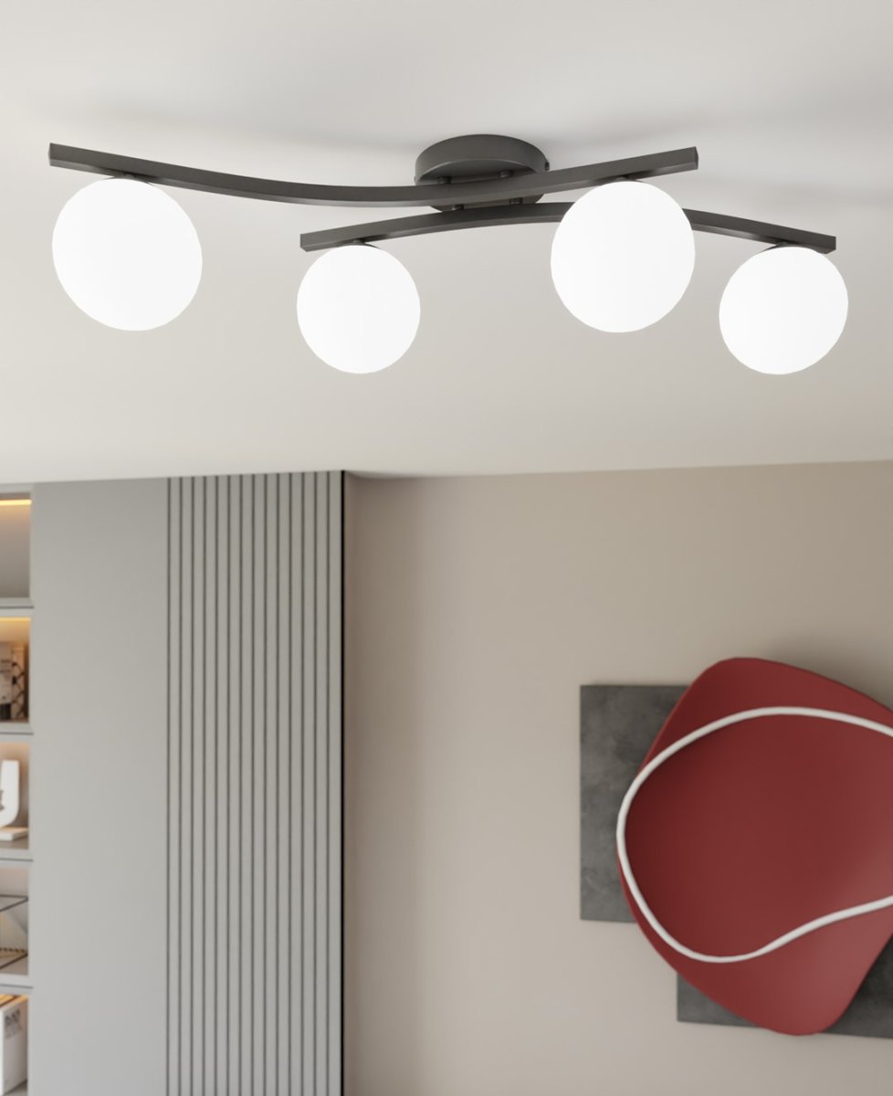 Opus 84cm Hvit plafond Fra Emibig Lighting - Den enkle formen og opale glasskupler gir rommet en mykhet og letthet, mens lampen sprer et behagelig, diffust lys.