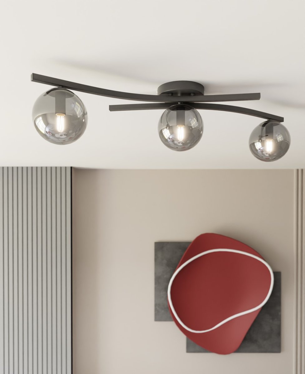 Opus 84cm Røykfarget plafond Fra Emibig Lighting - Den enkle formen og de r&oslash;kte glasskuplene gir rommet en mykhet og letthet, mens lampen sprer et behagelig, diffust lys.