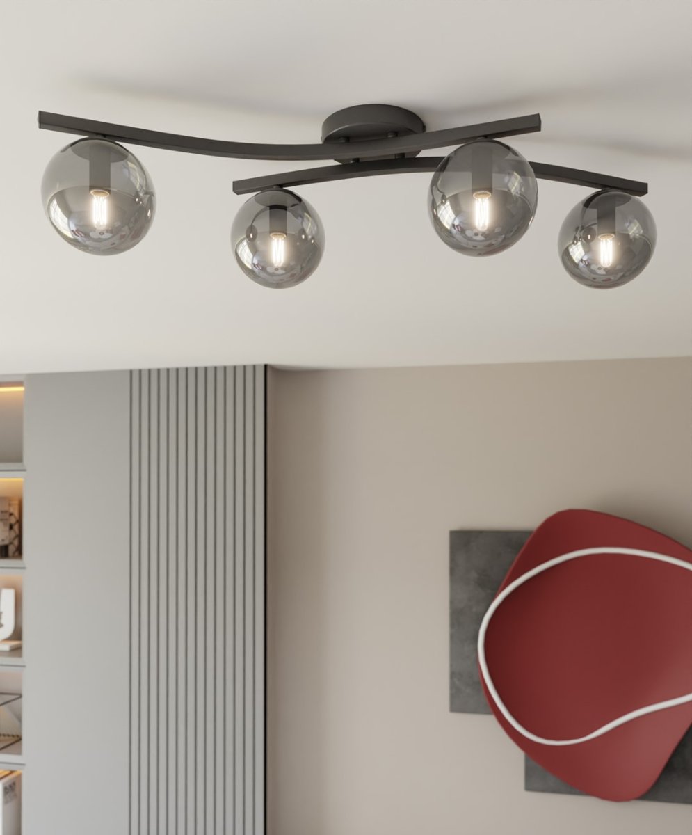 Opus 84cm Røykfarget plafond Fra Emibig Lighting - Den enkle formen og de r&oslash;kte glasskuplene gir rommet en mykhet og letthet, mens lampen sprer et behagelig, diffust lys.