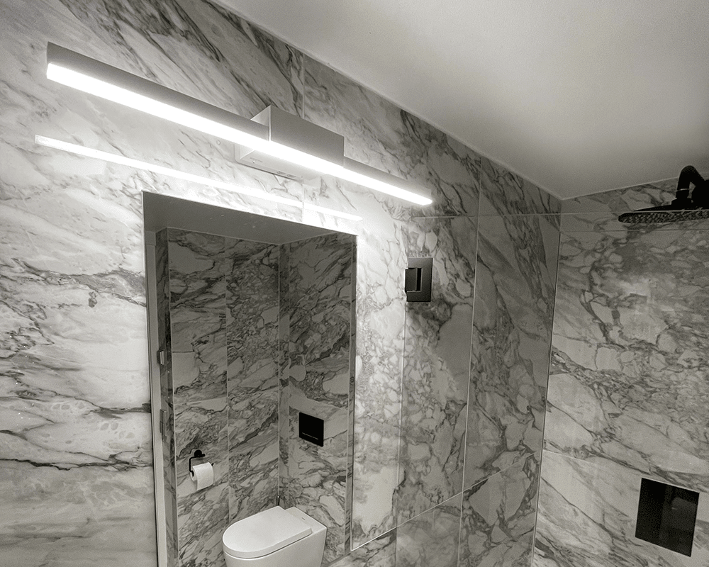 Aqua I 60cm Hvit baderomslampe Fra Westal - Laget i støpt aluminium og utstyrt med LED.