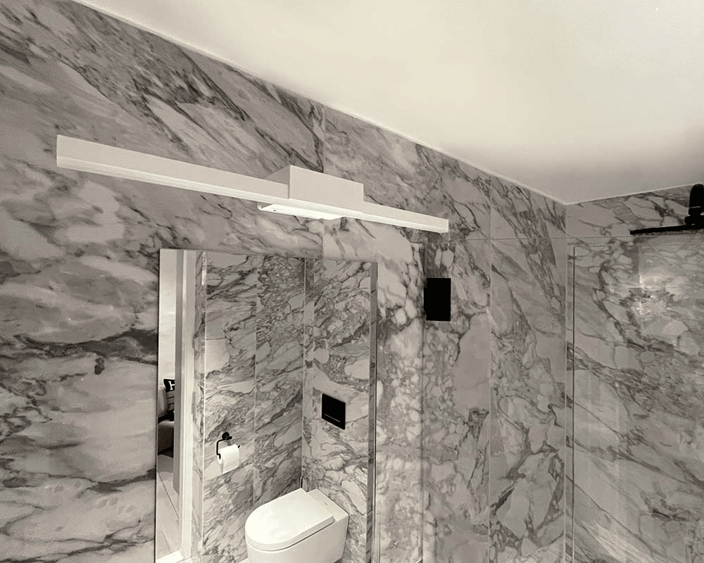 Aqua I 60cm Hvit baderomslampe Fra Westal - Laget i støpt aluminium og utstyrt med LED.