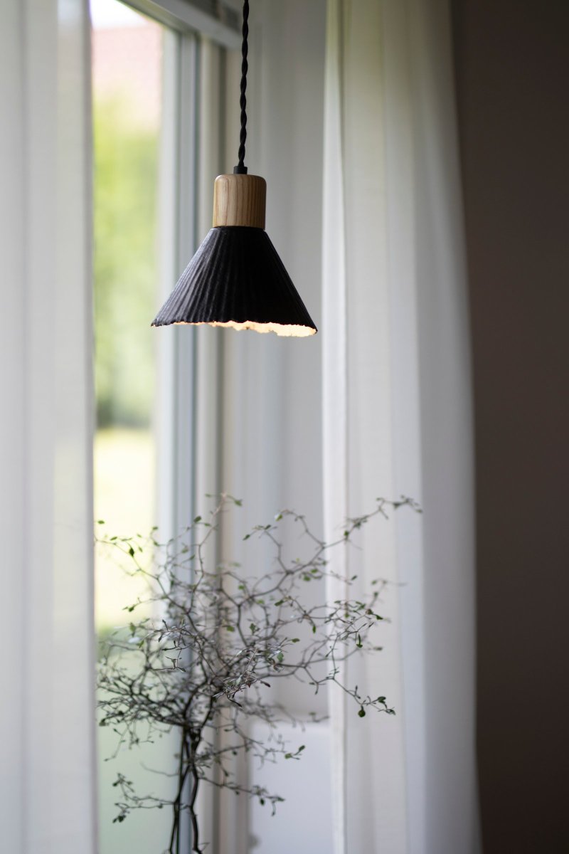 Linnea Ø16 Svart Taklampe Fra Globen Lighting - Papiret er resirkulert og ubleket, med oversiden lakkert svart, noe som skaper en interessant kontrast til den naturlig fargede lampeskjermen i tre.