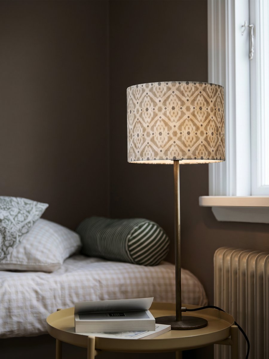 Base 58cm Messing/brun bordlampe Fra PR Home - Messingsbasen kombinert med detaljerte tekstilskjermer i en jordbrun farge skaper en varm atmosf&aelig;re i rommet.