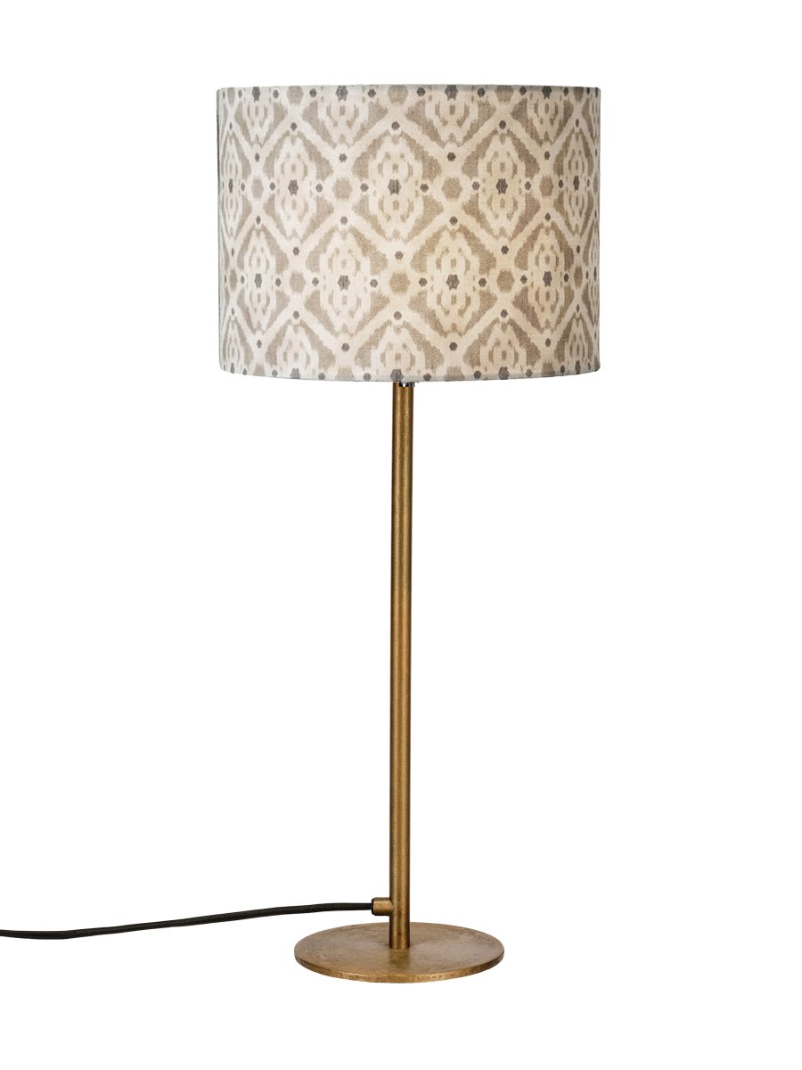 Base 58cm Messing/brun bordlampe Fra PR Home - Messingsbasen kombinert med detaljerte tekstilskjermer i en jordbrun farge skaper en varm atmosf&aelig;re i rommet.