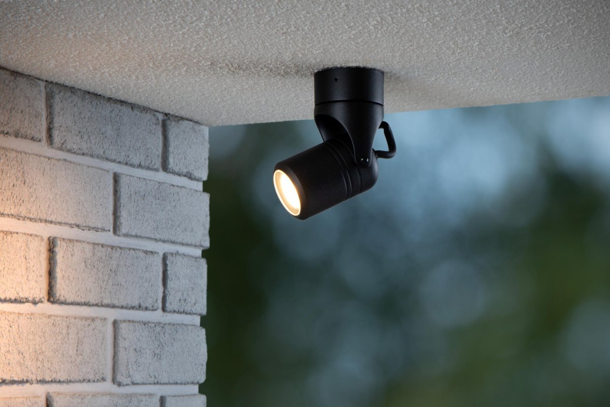 Niort Svart Fra Lucide - Den sylindriske vegglampen er laget av høykvalitets aluminium og er robust og værbestandig.
