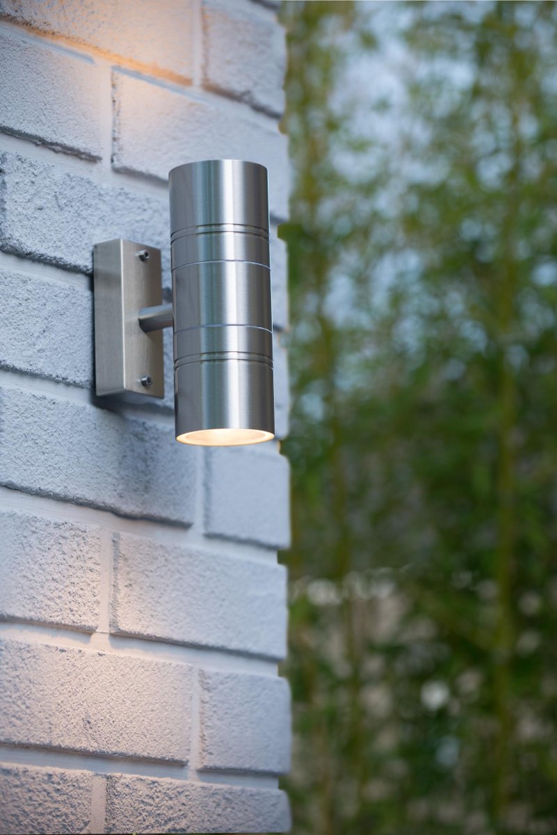 Arne-Led Sateng krom utendørslampe Fra Lucide - Arne passer best i et moderne miljø; og er et sjarmerende blikkfang som finnes i flere farger.