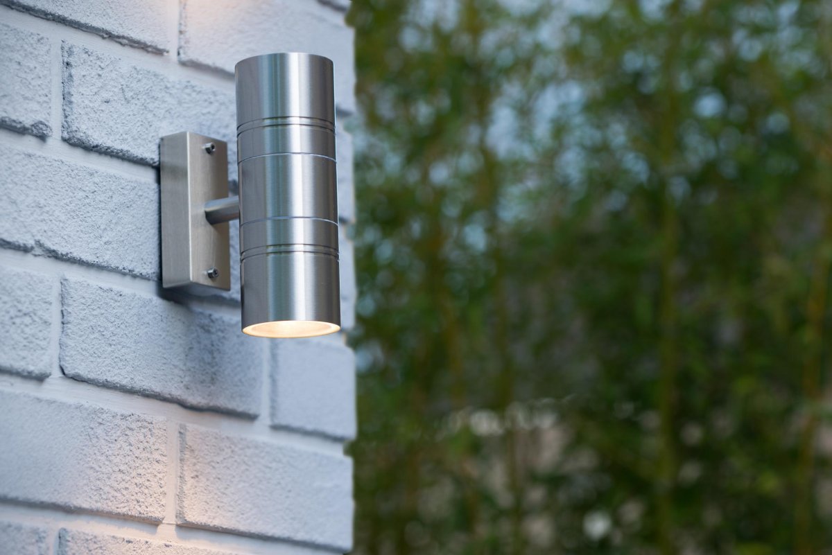 Arne-Led Sateng krom utendørslampe Fra Lucide - Arne passer best i et moderne miljø; og er et sjarmerende blikkfang som finnes i flere farger.