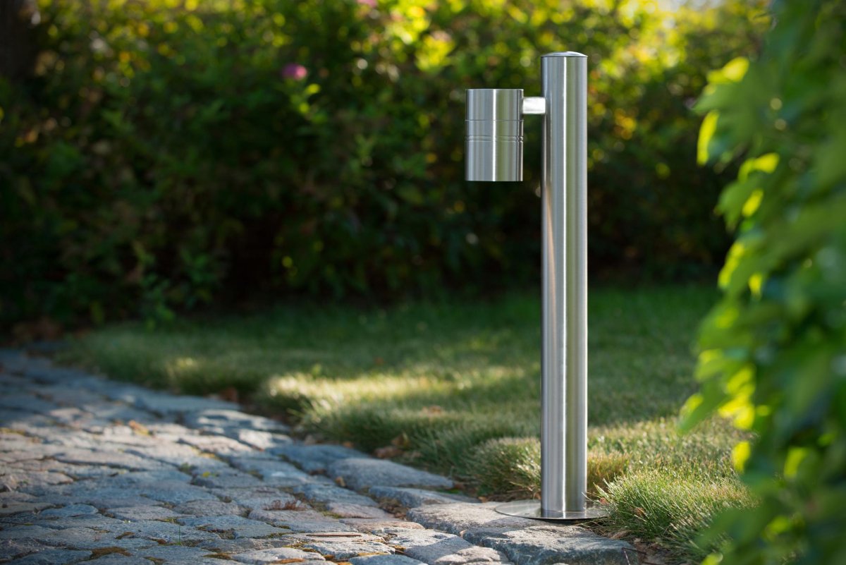 Arne 50cm Sateng krom pullerter Fra Lucide - Med en diameter på i underkant av 12 centimeter utstråler lampen en uimotståelig eleganse.