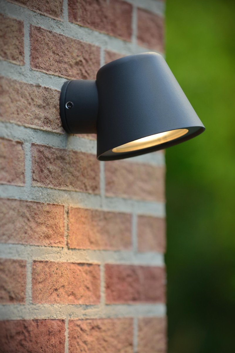 Dingo-Led Antrasitt utendørslampe Fra Lucide - Unike produktegenskaper:Utstyrt med dimbar lyskildeSkriver ut varmt hvitt lys (3000K)Lett å koble til en dimmer (ekskl.