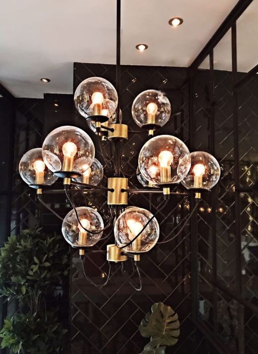 Perla 12 Ø78 Sort/messing Taklampe Fra Hallbergs - Størrelsen på lampen er den samme, det er bare røret som har forskjellige lengder som du kan kjøpe og endre selv under montering.