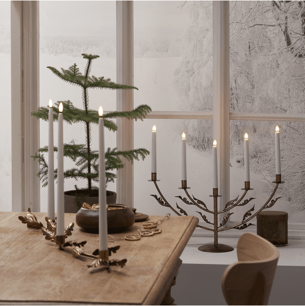 Grace Messing Fra Star Trading - Elegant adventslysestake i metall i antikk messingfinish med dekorative eikeblader.